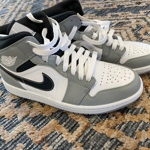 Air Jordan 1 Mid Light Smoke Grey